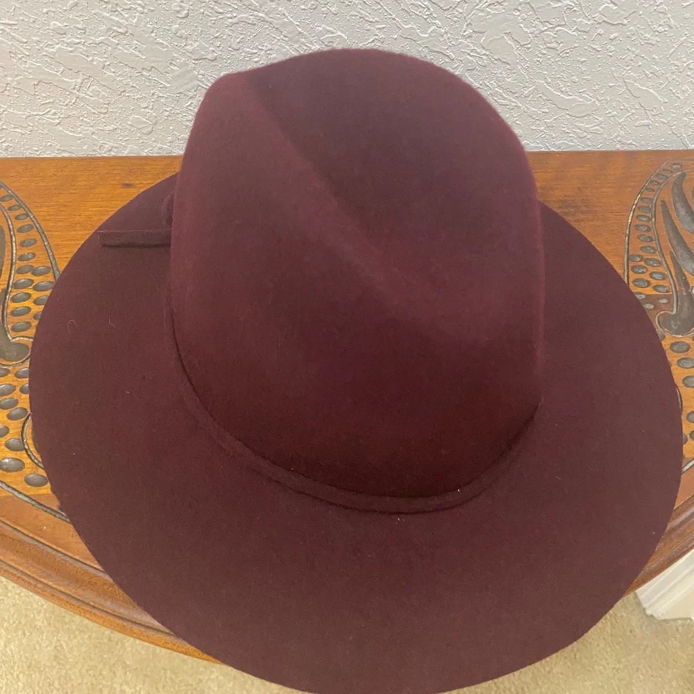 Banana Republic Hat, 100% Wool,‎ Size: S/M, Burgundy